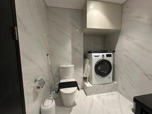 SamporoにあるDesigner Residence Luxury Full Marble Branz bsdのバスルーム(洗濯機、洗濯機付)