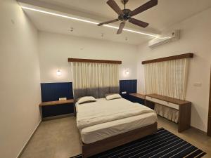 Postel nebo postele na pokoji v ubytování The Outhouse Villa with Pool Alleppey + 51 fotografií