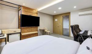 Televisyen dan/atau pusat hiburan di Hotel Pacific