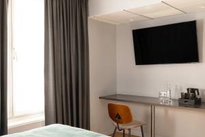 Μια τηλεόραση ή/και κέντρο ψυχαγωγίας στο Midnight Hôtel Paris