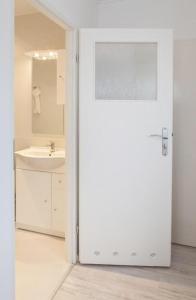 Un baño blanco con lavabo y espejo. en 4 friends HOSTEL, en Cracovia 173 fotos más
