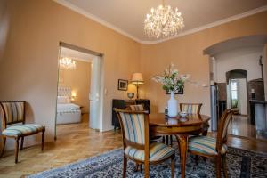 een woonkamer met een eettafel en stoelen bij Parkview Boutique Apartments in Wenen