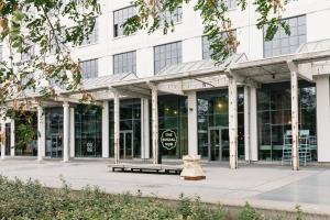 マーストリヒトにあるThe Social Hub Maastricht Extended Stayの目の前に像のある建物