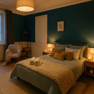 a bedroom with a large bed with a green wall at Agréable 3,5 pièces situé au pied du château in Porrentruy