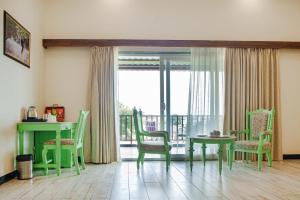 un salon avec une table et des chaises et un balcon dans l'établissement Sajjan Jawai Chapter by Arow Hospitality, à Mori Bera