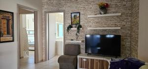 TV in/ali zabaviščno središče v nastanitvi Finikoudes gate