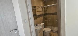 Koupelna v ubytování Finikoudes gate + 6 fotografií