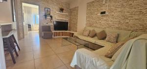 TV in/ali zabaviščno središče v nastanitvi Finikoudes gate