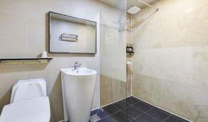 un bagno con wc, lavandino e doccia di Hotel Pacific a Suwon
