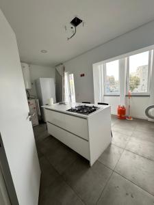 a white kitchen with a stove in a room at CASCAIS.IO in Cascais