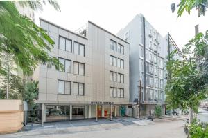 uma imagem da frente do edifício em Hyber Hotel's- Gachibowli em Hyderabad