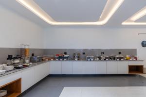 Kuchyň nebo kuchyňský kout v ubytování Hyber Hotel's- Gachibowli