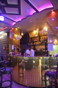 Lounge nebo bar v ubytování R K Hotel And Bar