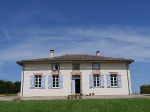 a large white house on a grass field at Le pigeonnier de Pauly in Mirabel