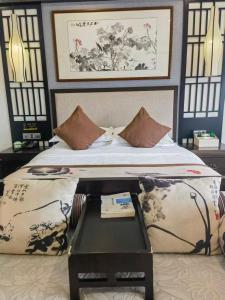 桂林市にあるSecret Garden Lakefront Hotel 连住两晚享高铁站免费接站のベッドルーム1室(テーブル付)