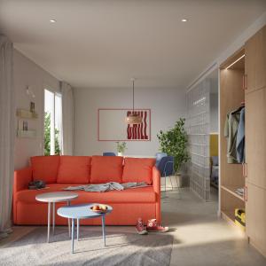 un soggiorno con un divano arancione e un tavolo di Coral Star Hotel a Baia di Sant'Antoni