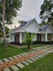 Zahrada ubytování The Outhouse Villa with Pool Alleppey