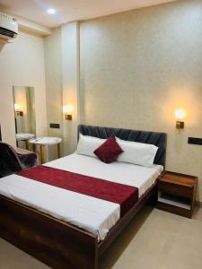 a bedroom with a large bed in a room at Hotel Manglam in Kota