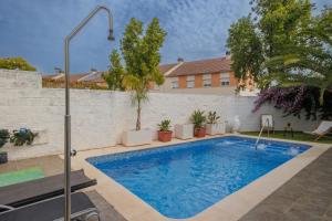 una piscina nel cortile di una casa di Casa Moderna con Piscina a Palomares del Río