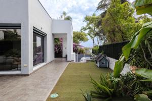una casa bianca con cortile e cortile di Casa Moderna con Piscina a Palomares del Río