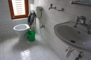 Un baño de Galaxy Inn Guest House