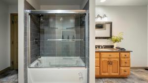 un bagno con vasca e lavandino di Lake Harmony Chalet w Hot Tub Arcades Near Beaches Ski Trails Everpine Lodge by AvantStay a Split Rock Altre 38 foto