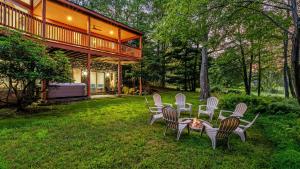 un gruppo di sedie e un tavolo davanti a una casa di Lake Harmony Chalet w Hot Tub Arcades Near Beaches Ski Trails Everpine Lodge by AvantStay a Split Rock