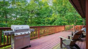 una griglia su un ponte con una panca e una sedia di Lake Harmony Chalet w Hot Tub Arcades Near Beaches Ski Trails Everpine Lodge by AvantStay a Split Rock