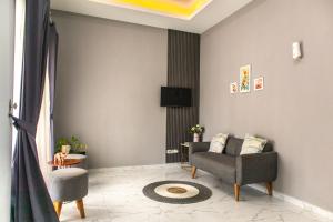 Μια τηλεόραση ή/και κέντρο ψυχαγωγίας στο Homestay Aurora Malioboro Unit 1