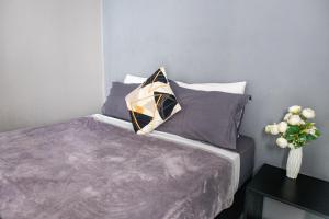 Ένα ή περισσότερα κρεβάτια σε δωμάτιο στο Homestay Aurora Malioboro Unit 1