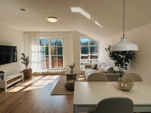 TV a/nebo společenská místnost v ubytování Flow Living I Zentrale Fewo mit schönem Bergblick