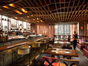 Un restaurant sau alt loc unde se poate mânca la VIE Hotel Bangkok - MGallery Collection