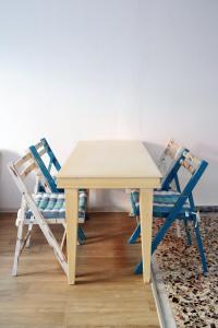 two chairs and a white table and two chairs at Holiday apartment Sombrero in Nea Peramos