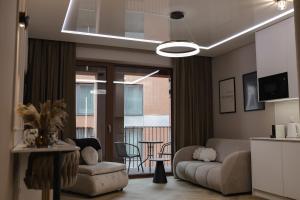 ein Wohnzimmer mit Sofa und Tisch in der Unterkunft Studio Gdańsk Luxury Stay in Danzig + 10 Fotos