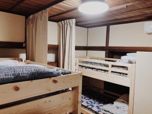 1 dormitorio con 2 literas en はやちねの宿ラビット, en Hanamaki