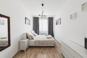 Una cama o camas en una habitación de Dlouha Hemingway apartment