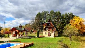 a large house with a swimming pool in the yard at Apartman Brezuljak Banja Luka Cokorska polja in Macanovići
