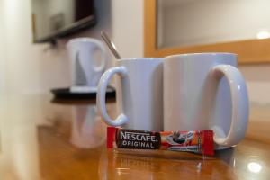 Kemudahan buat kopi dan teh di Hullywood rooms with shared kitchen facilities +11 gambar