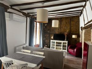 a living room with a table and a couch at La casita de horno in Toledo