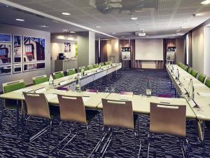 una sala conferenze con un lungo tavolo e sedie di Mercure Granville Le Grand Large a Granville