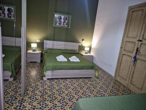 ポルト・エンペードクレにあるNA ZA ROSA - Casa Vacanzeのベッドルーム1室(ベッド1台付)、タオル付きの2泊スタンド