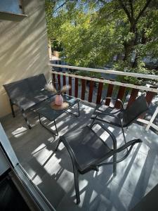 un patio con due sedie e un tavolo su un balcone di Il piacere-Luxury apartments a Caltagirone Altre 8 foto