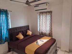 a bedroom with a bed with a ceiling fan at Hotel O Sri Sakthi Mahal in Chennai