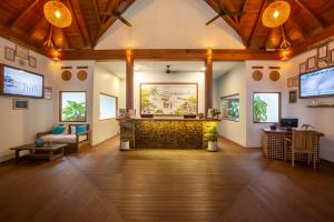 un grand salon avec un canapé et une table dans l'établissement Reethi Faru Resort - Stay 5 Nights or more & Enjoy a Free Sunset Cruise, à Raa Atoll