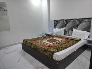 a bed in a room with a large bedvisor at Hotel O Celebration in Indraprast