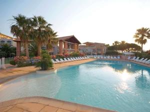 Bazén v ubytování Mercure Thalasso & Spa Port Fréjus nebo v jeho okolí