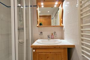 ein Badezimmer mit Waschbecken und Dusche in der Unterkunft Rossa - ski, vue Montagne, Spa & Terrasse in Champagny-en-Vanoise + 18 Fotos