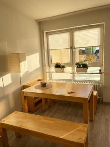 a dining room with a table and a window at Gemütliches Apartment in zentraler Lage in Ingolstadt