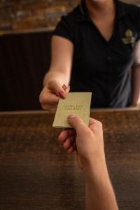 una persona che tiene in mano una carta d'oro di Hotel Inn Salland a Raalte