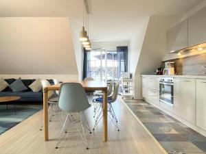 una cucina e un soggiorno con tavolo e sedie di Blankwasser 11 a Grömnitzerhagen